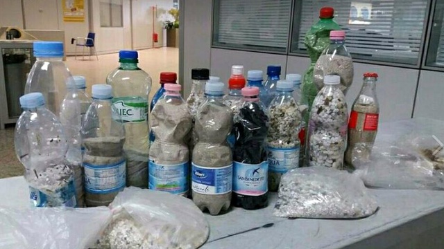 Sardinya'dan 40 kilo plaj kumu 'çalan' Fransız çift 6 yıl hapis cezasıyla karşı karşıya