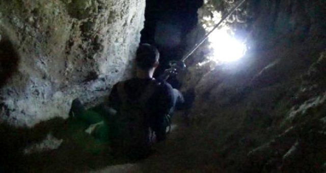Elazığ'da mağarada mahsur kalan televizyon ekibinin yaşadıkları kamerada