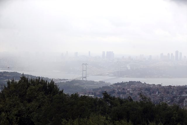 İstanbul'da gökyüzünü kara bulutlar sardı! Kartal'da bazı evleri su bastı