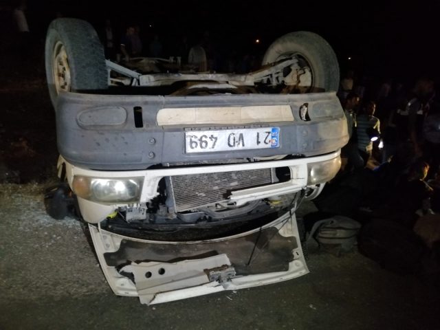 Kaçak göçmenleri taşıyan minibüs devrildi: 43 yaralı