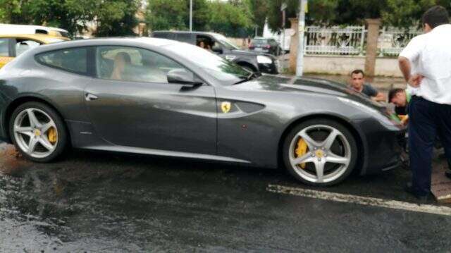 Milyon liralık Ferrari su birikintisinde böyle mahsur kaldı Milyonluk Ferrari su birikintisinde böyle mahsur kaldı