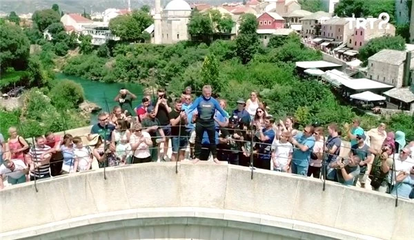 Mostar Köprüsü'nden atladı