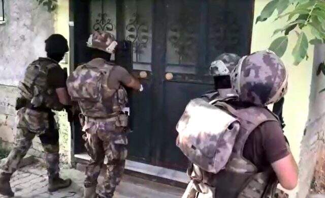 Van Büyükşehir Belediyesi çalışanlarına terör operasyonu: 9 kişi gözaltında PKK/KCK yapılanması kapsamında düzenlenen operasyonda, <a class='keyword-sd' href='/van-buyuksehir-belediyesi/' title='Van Büyükşehir Belediyesi'>Van Büyükşehir Belediyesi</a>'nin 9 çalışanı gözaltına alındı