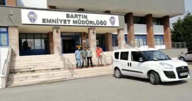 8 yaşındaki kız çocuğuna binanın arkasında cinsel istismarda bulundu 8 yaşındaki çocuğun çığlıklarını duyan kalabalık, sapığı kameraya kaydetti