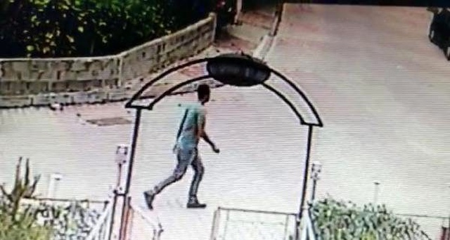8 yaşındaki çocuğun çığlıklarını duyan kalabalık, sapığı kameraya kaydetti