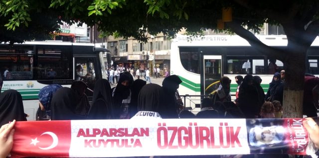 Adana adliyesi önünde gergin Alparslan Kuytul bekleyişi