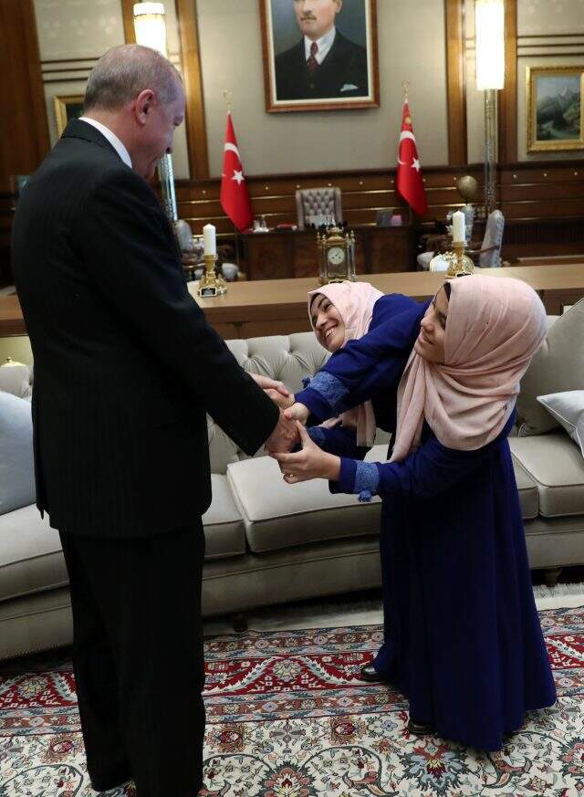 Cumhurbaşkanı Erdoğan, siyam ikizlerini Külliye'de kabul etti Cumhurbaşkanı Erdoğan, siyam ikizlerini Külliye'de kabul etti