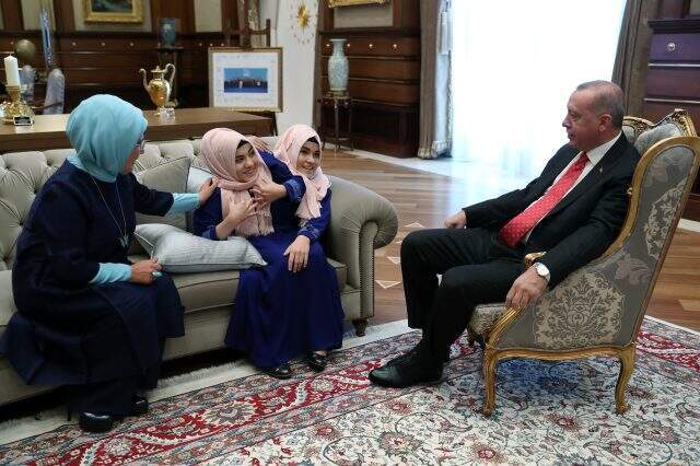 Cumhurbaşkanı Erdoğan, siyam ikizlerini Külliye'de kabul etti Cumhurbaşkanı Erdoğan, siyam ikizlerini Külliye'de kabul etti