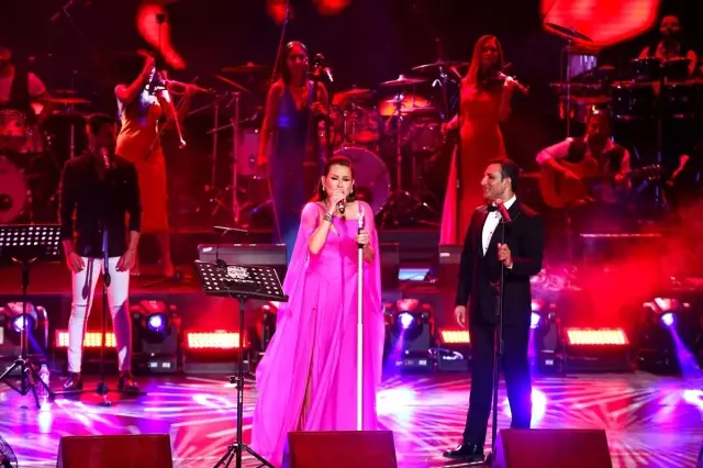 Deniz Seki, kendisini izlemeye gelen annesini görünce sahnede gözyaşlarına boğuldu