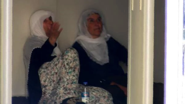 Oğlunun HDP'liler tarafından dağa kaçırıldığını iddia eden anne, oturma eylemi başlattı