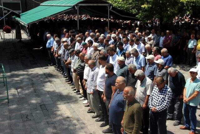 Polis memurunun cenaze töreninde duygulandıran feryat: Baba bizi bırakma Polis memurunun cenaze töreninde duygulandıran feryat: Baba bizi bırakma