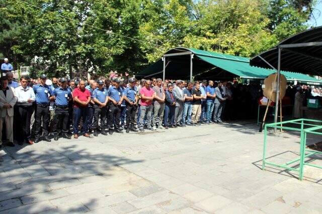 Polis memurunun cenaze töreninde duygulandıran feryat: Baba bizi bırakma Polis memurunun cenaze töreninde duygulandıran feryat: Baba bizi bırakma