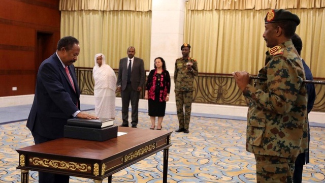 Sudan'da geçiş dönemi başbakanı Hamadok yemin ederek göreve başladı