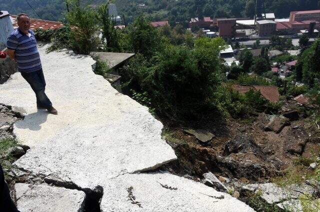 Zonguldak'taki heyelanda 6 ev çöktü, 20 kişi evsiz kaldı Zonguldak'taki heyelanda 6 ev çöktü, 20 kişi evsiz kaldı