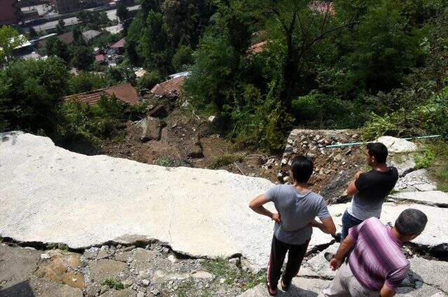Zonguldak'taki heyelanda 6 ev çöktü, 20 kişi evsiz kaldı Zonguldak'taki heyelanda 6 ev çöktü, 20 kişi evsiz kaldı