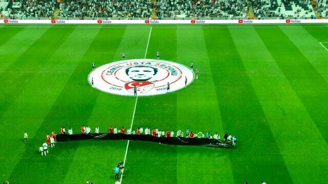 Beşiktaşlı taraftarlar Göztepe maçında 'Kadına uzanan eller kırılsın' tezahüratında bulundu Beşiktaşlı taraftarlar Göztepe maçında