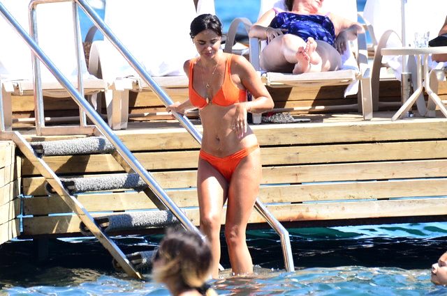 Kaleci Volkan Demirel'in eşi Zeynep Demirel, turuncu bikinisiyle plaja damga vurdu