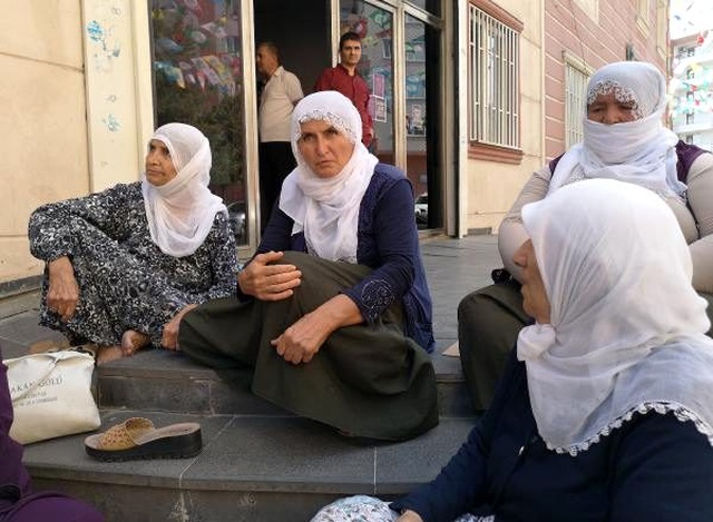 HDP'liler tarafından oğlunun kaçırıldığını iddia eden anne isyan etti: Oğlum gelene kadar buradan ayrılmam