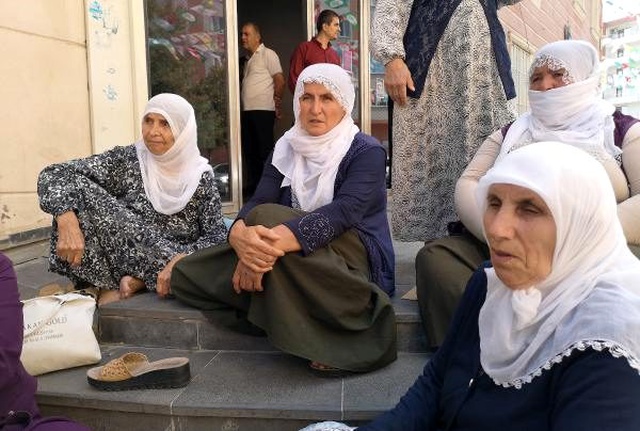 HDP'liler tarafından oğlunun kaçırıldığını iddia eden anne isyan etti: Oğlum gelene kadar buradan ayrılmam
