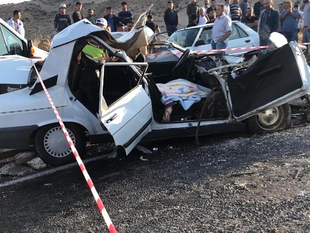 Otomobil TIR'a çarptı: Anne ve oğlu öldü, eşi ve 2 çocuğu yaralandı