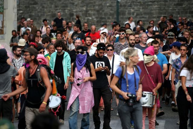 Protestoların yaşandığı Fransa'daki G7 Zirvesi, dünya liderlerinin katılımıyla başladı