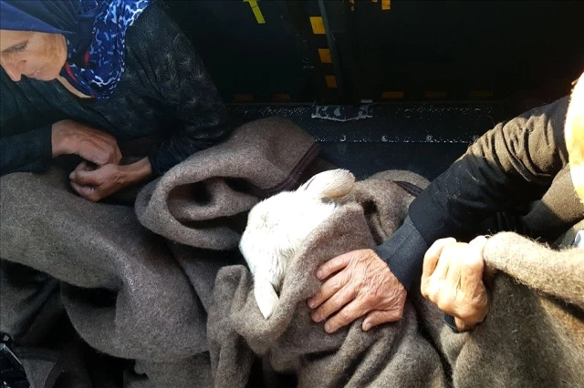 Samsun'da, sağanak nedeniyle mahsur kalan 17 kişinin kurtarılma anı kamerada