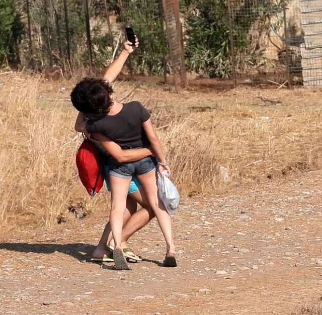 Oyuncu Gonca Vuslateri, sevgilisiyle öpüşürken görüntülendi