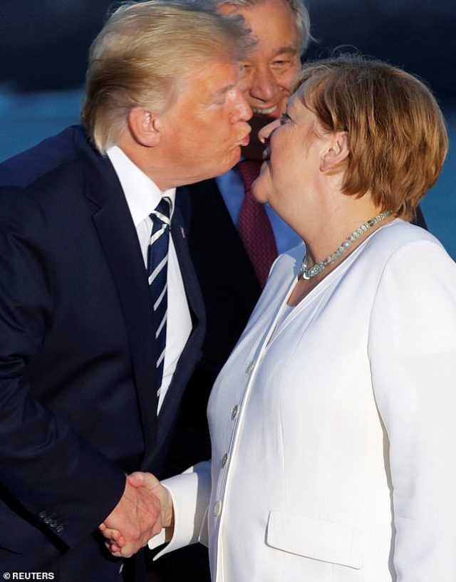 G-7 zirvesine Macron'un eşinin Trump'ı öpmesi damga vurdu!