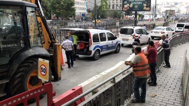 Kepçenin dişlisine saplanan motosikletli genç ağır yaralandı Kepçenin dişlisine saplanan motosikletli genç ağır yaralandı