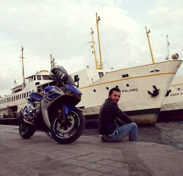 Kepçenin dişlisine saplanan motosikletli genç ağır yaralandı Kepçenin dişlisine saplanan motosikletli genç ağır yaralandı