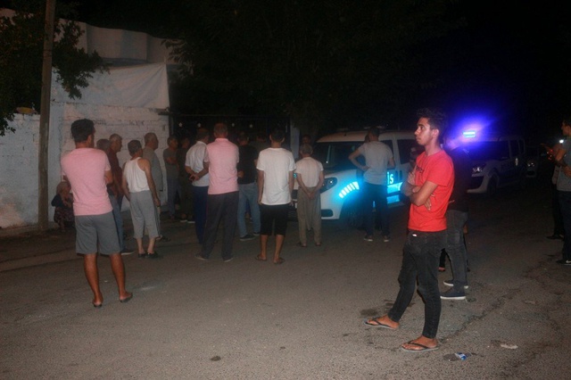 Cani adam, kız kardeşini sokak ortasında öldüresiye dövüp bıçakladı