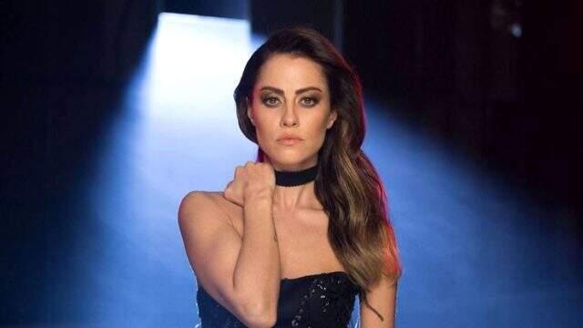 Şarkıcı Derya Uluğ, konserinde eski eşi tarafından öldürülen Emine Bulut için pankart açtı