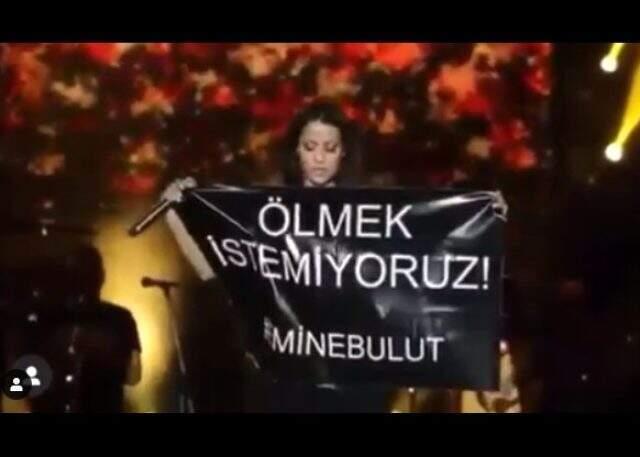 Şarkıcı Derya Uluğ, konserinde eski eşi tarafından öldürülen Emine Bulut için pankart açtı