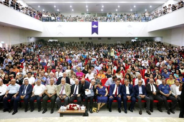 İlber Ortaylı'nın da katıldığı etkinlikte sunucu, İstiklal Marşı'nı ve saygı duruşunu unuttu