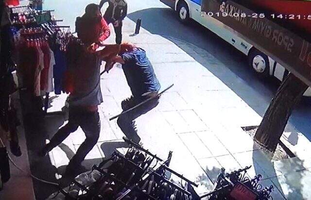Suriyelilerin kılıç, pala, bıçaklı kavgası kameraya yansıdı: 1 ölü, 7 yaralı Suriyelilerin kılıç, pala, bıçaklı kavgası kameraya yansıdı: 1 ölü, 7 yaralı