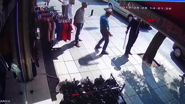 Suriyelilerin kılıç, pala, bıçaklı kavgası kameraya yansıdı: 1 ölü, 7 yaralı