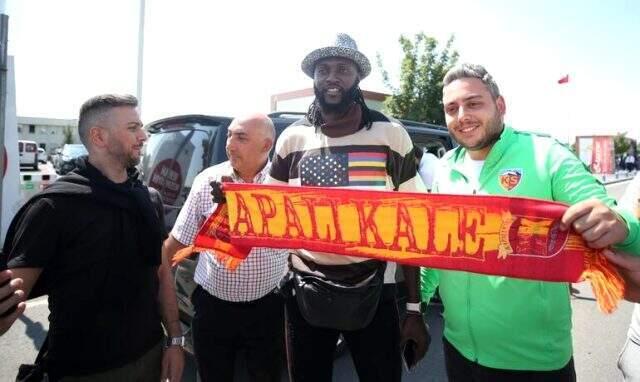 Adebayor imza için Kayseri'ye geldi