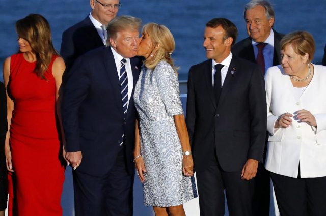 G-7 zirvesine Macron'un eşinin Trump'ı öpmesi damga vurdu!