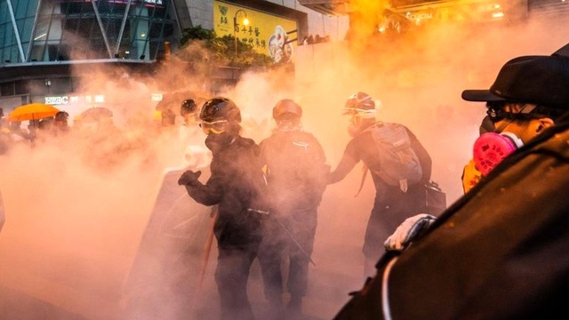 Hong Kong'da gerilim tırmandı, polis ilk kez silah çekip TOMA kullandı