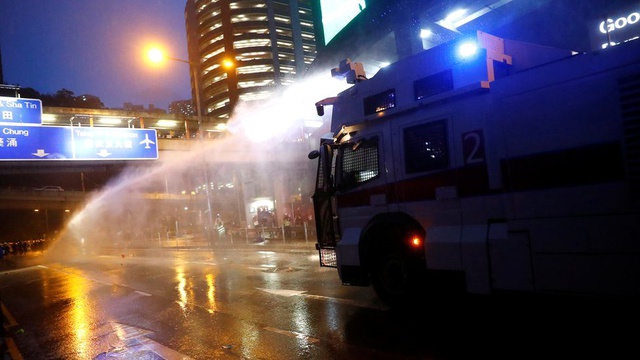 Hong Kong'da gerilim tırmandı, polis ilk kez silah çekip TOMA kullandı