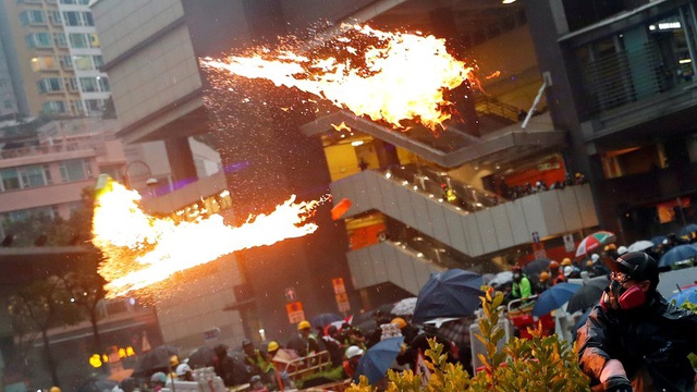 Hong Kong'da gerilim tırmandı, polis ilk kez silah çekip TOMA kullandı