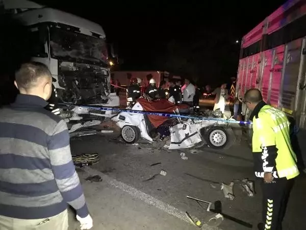 Yakıtı bitip, kamyonla çekilen otomobile TIR çarptı: 3 ölü, 2 yaralı