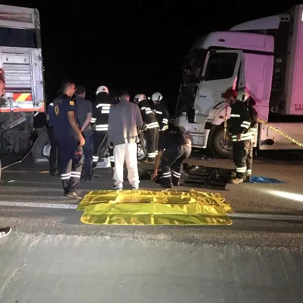 Yakıtı bitip, kamyonla çekilen otomobile TIR çarptı: 3 ölü, 2 yaralı