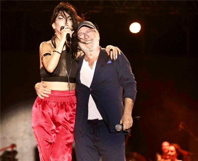 Demet'le aynı sahneyi paylaşacağız