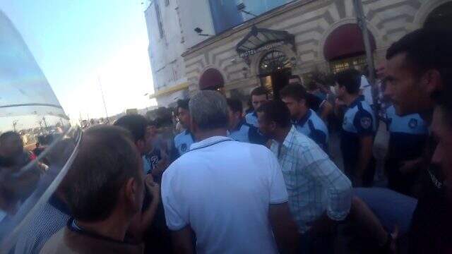 Karaköy'de, işportacıların çıkardığı kavgada zabıta ve polisler birbirine girdi Karaköy'de, işportacıların çıkardığı kavgada zabıta ve polisler birbirine girdi
