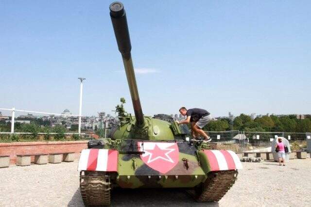 Kızılyıldız Kulübü, Young Boys maçı öncesinde stadın önüne tank koydu! Kızılyıldız Kulübü, Young Boys maçı öncesinde stadın önüne tank koydu!