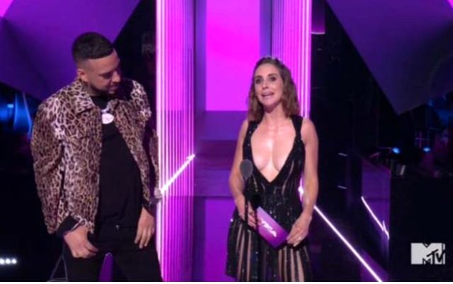MTV Müzik Ödüllerinde sahneye çıkan French Montana, Alison Brie'nin dekoltesinden gözünü alamadı