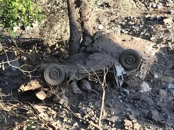 Erzurum'daki sel felaketinde köprü yıkıldı, araçlar sürüklendi