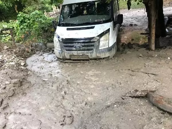 Erzurum'daki sel felaketinde köprü yıkıldı, araçlar sürüklendi