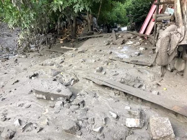 Erzurum'daki sel felaketinde köprü yıkıldı, araçlar sürüklendi